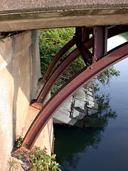 橋台とアーチの脚部